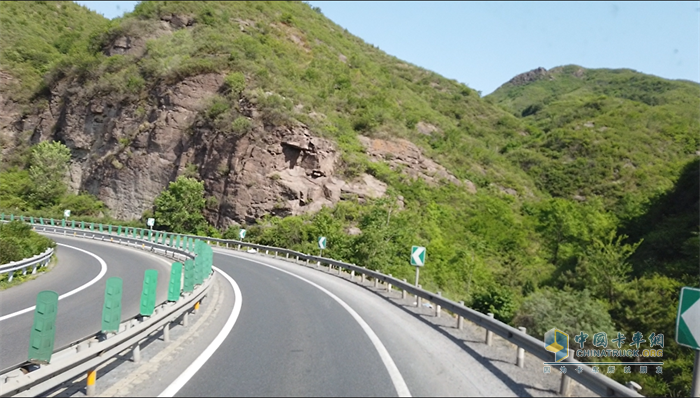 入彎前要控制住車速 安全緊握手中