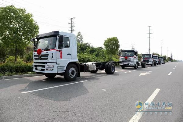 陜汽軒德6系單橋散裝飼料運(yùn)輸車(chē)