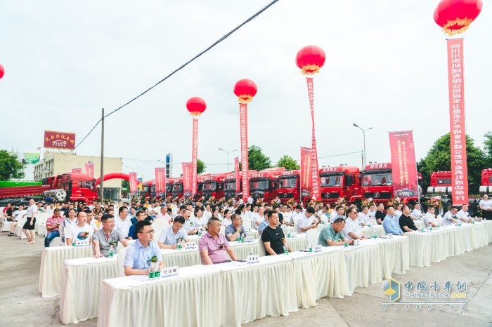 樂(lè)山德朋汽車(chē)鉆石級(jí)體驗(yàn)店開(kāi)業(yè)盛典暨40臺(tái)LNG牽引車(chē)交車(chē)儀式