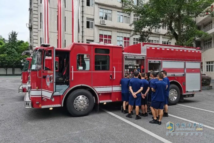 豪士科順利完成對重慶地區(qū)5輛城市主戰(zhàn)消防車的交付及車輛培訓工作