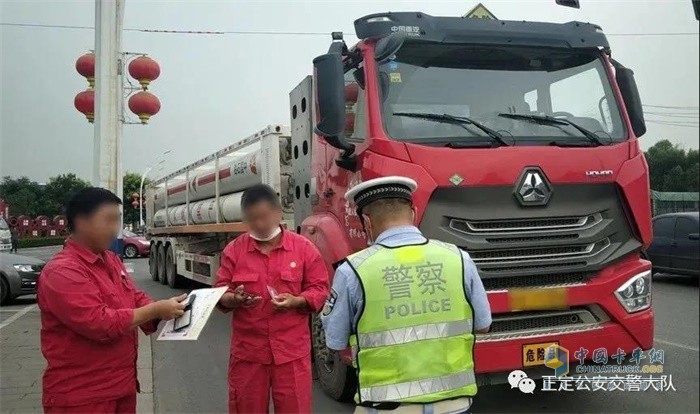 石家莊交警對?；愤\輸車進行檢查