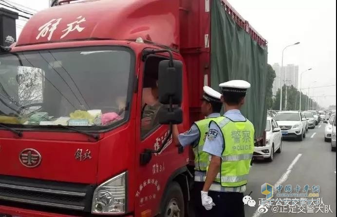 石家莊交警對大貨車進行檢查