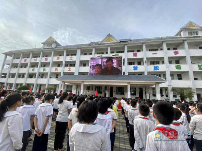 9月11日，上汽紅巖走進(jìn)云南景洪紅巖小學(xué)