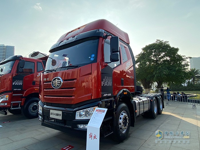 新J6P 6×4 價值版牽引車