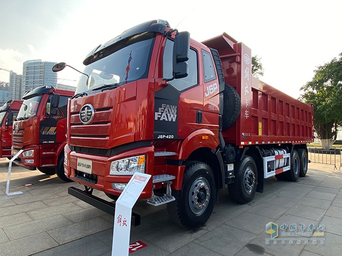 新J6P 8×4 復(fù)合自卸車