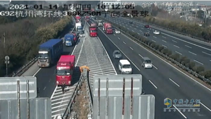 東風(fēng)商用車 天龍 載貨車 高速 車禍