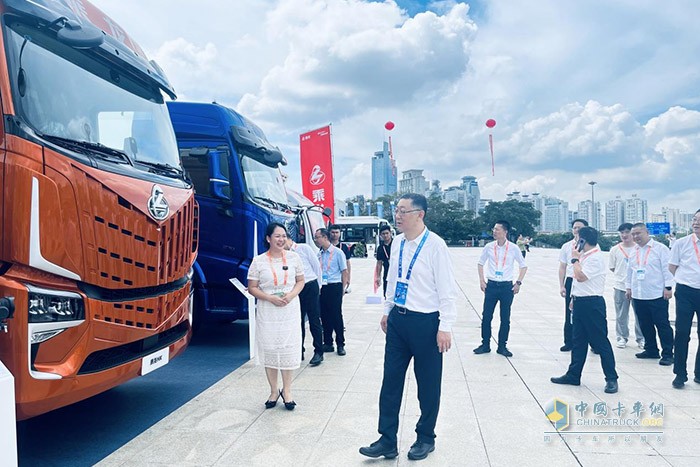 乘龍卡車東博會驚艷亮相，開啟國際物流運(yùn)輸新紀(jì)元