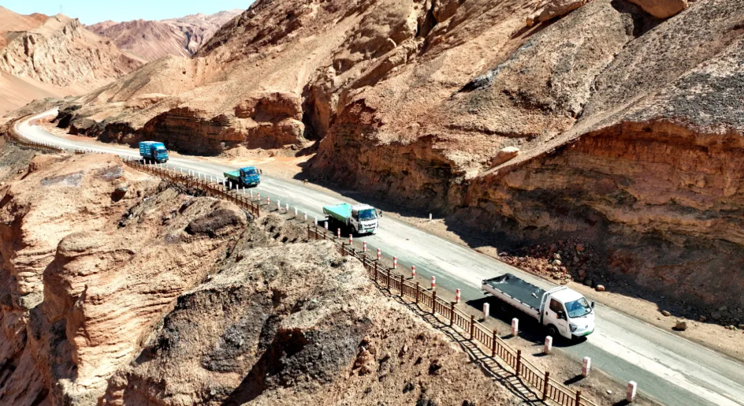 飛碟汽車“三高試驗團(tuán)隊”征戰(zhàn)吐魯番