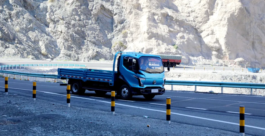 飛碟汽車“三高試驗團(tuán)隊”征戰(zhàn)吐魯番