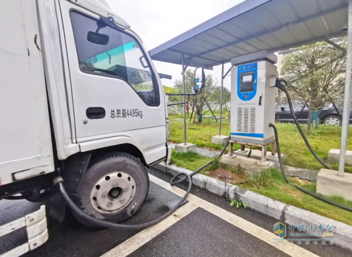 與生命賽跑 慶鈴EV100純電動車成都醫(yī)藥配送跑出“佳速度”