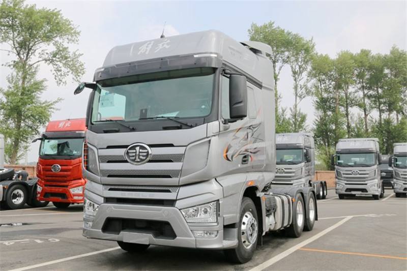 一汽解放 J7重卡 豪華版 550馬力 6X4 國五AMT自動擋牽引車(CA4250P77K25T1E5)