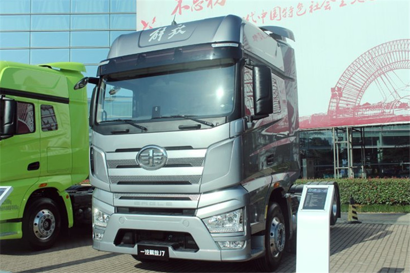 一汽解放 J7重卡 豪華型 550馬力 6X2R 國五AMT自動擋牽引車(CA4250P77K25T2E5)