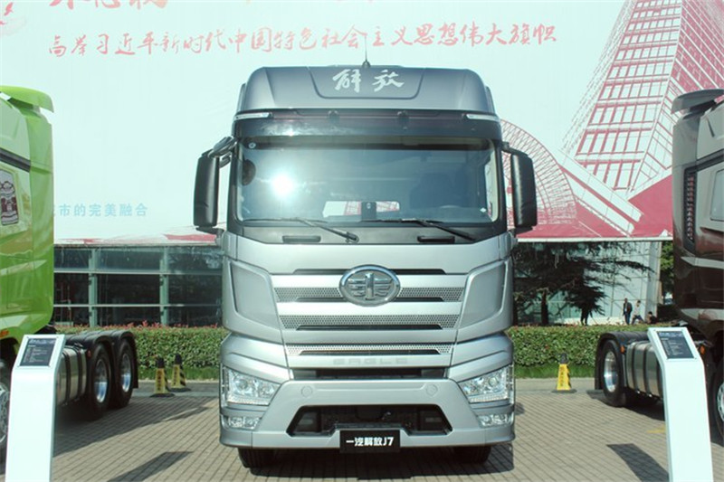 一汽解放 J7重卡 豪華型 550馬力 6X2R 國五AMT自動擋牽引車(CA4250P77K25T2E5)