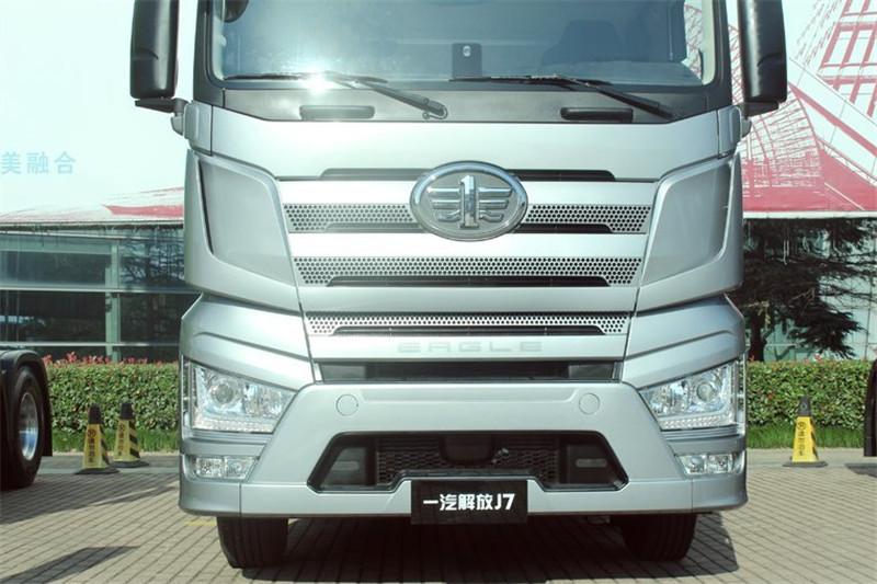 一汽解放 J7重卡 豪華型 550馬力 6X2R 國五AMT自動擋牽引車(CA4250P77K25T2E5)